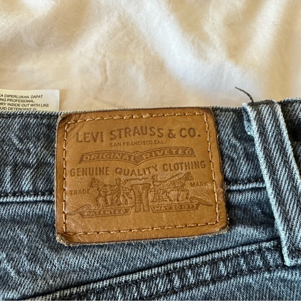 Levi's Women's Wedgie icon Fit Grey High Rise Button Fly Ankle length - Picture 15 of 15